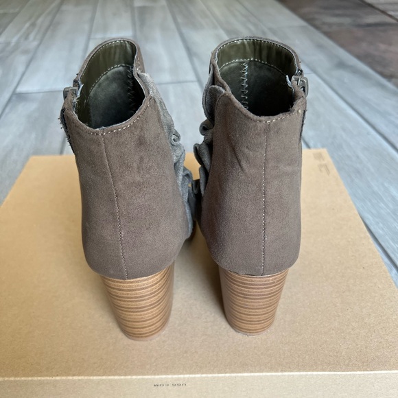 Fergalicious by Fergie size 8.5 medium - Picture 2 of 4